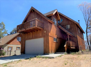 The Fox Paw - Cozy and spacious cabin! Family game room with Foosball and Pool Table! Jet Tub!